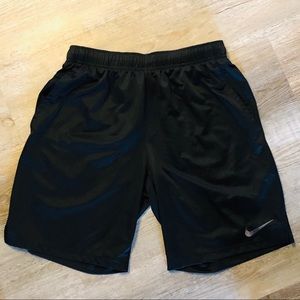 Nike dry fit shorts Men’s size LG black w/pockets